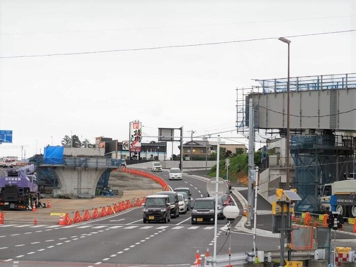架設工事中の橋桁（右）。今後橋脚（左）へ向けて
