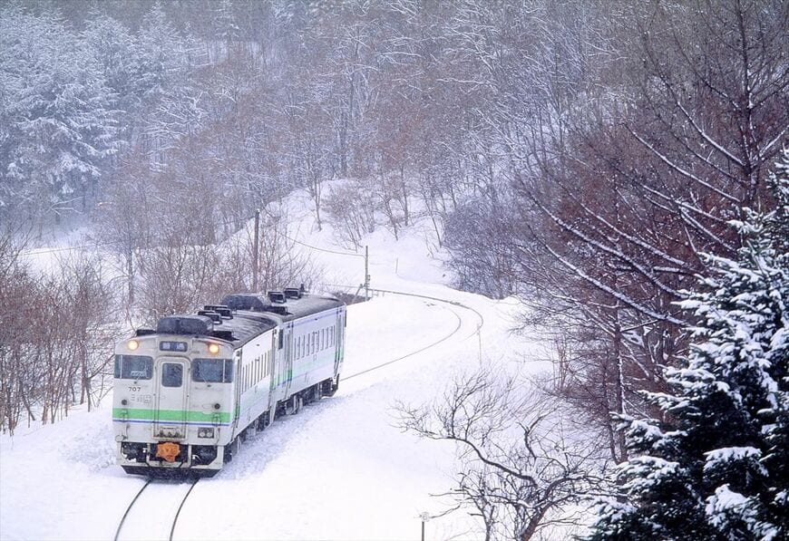 雪の中、函館本線山線の倶知安峠を行くキハ40形（撮影：南正時）