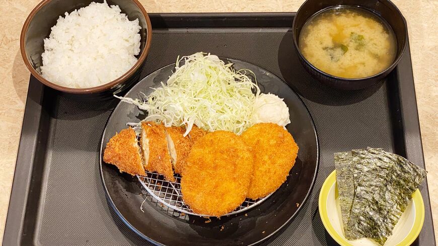 松のやの朝メニューは、ボリューム抜群でワンコイン490円（筆者撮影）