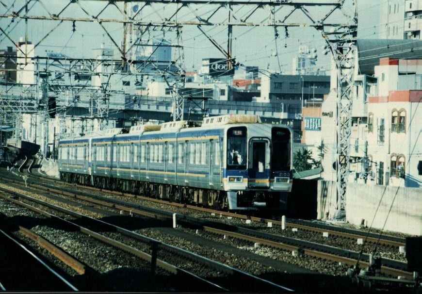 現在見られるカラーリングに変わった後の2000系2003編成。前の4両編成はグリーンから変更、後ろの2両編成は当初から現行のカラーで登場した（写真：南海電鉄）
