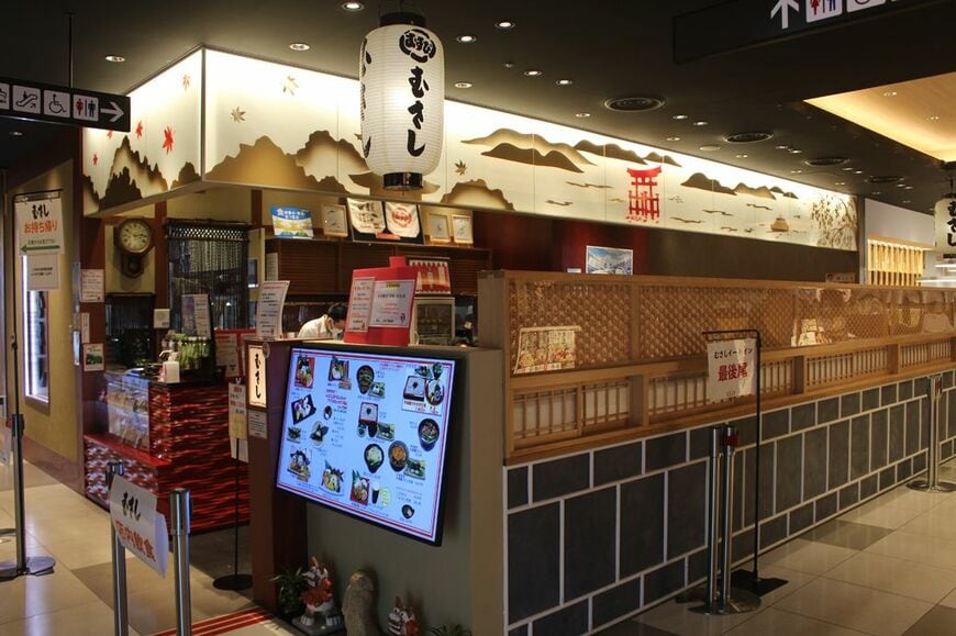 広島駅新幹線口の1階ekie DINING内にある店舗では店内飲食と持ち帰りが可能（筆者撮影）