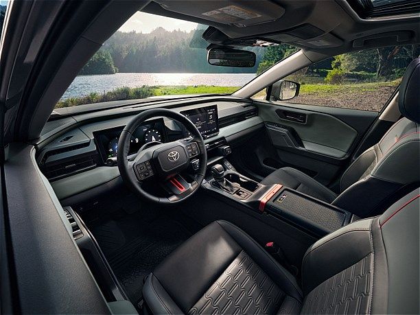 トヨタ新型「RAV4 ADVENTURE（プロトタイプ）」（写真：トヨタ自動車）