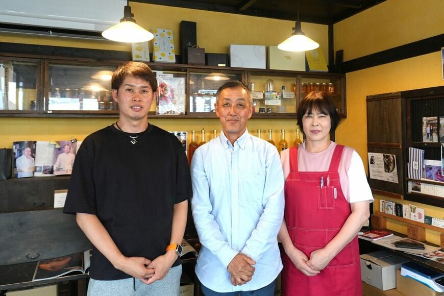 左から、八木下農園の長男修平さん、4代目敏雄さん、妻和子さん（写真：筆者撮影）