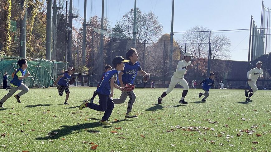 ならびっこゲームをする子どもたちと野球部部員