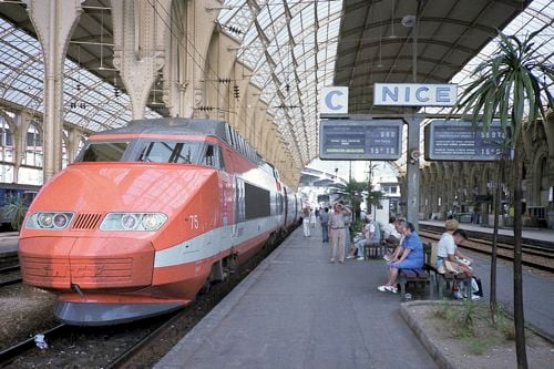 TGVは在来線経由で南仏ニースまで運行した（1992年 筆者撮影）
