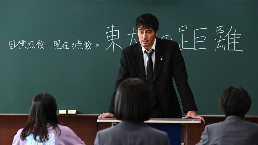 ｢東大専科」の生徒7人にオーダーメイドの勉強法を伝授した『ドラゴン桜』主人公の桜木建二（阿部寛）（写真：©︎TBS）
