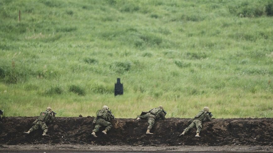 厳しい訓練の中で身につけた「行動戦略の本質」とは（写真：Josiah／PIXTA）