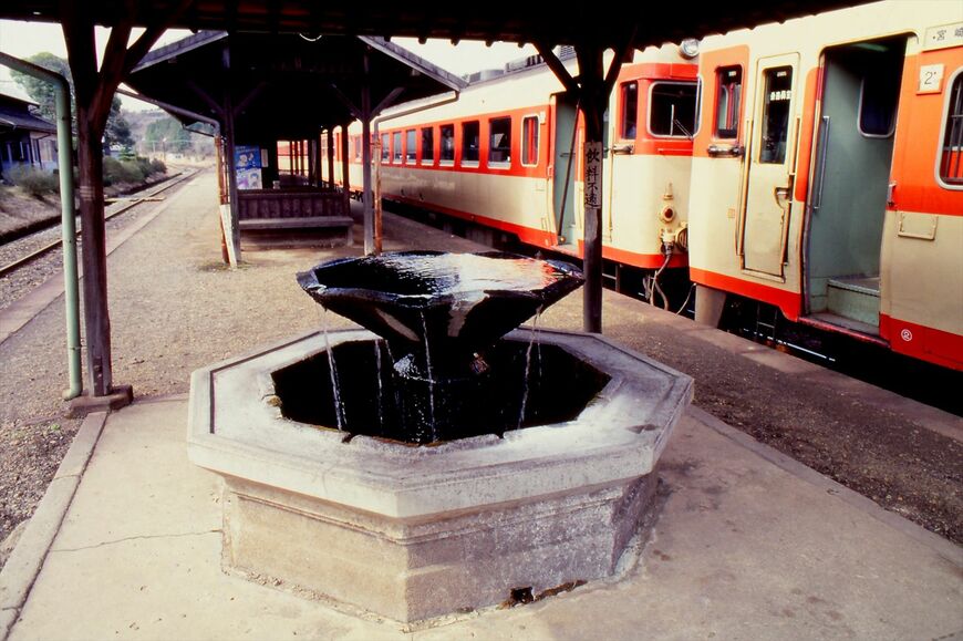 大畑駅の湧水の水盆。蒸気機関車時代は乗客も乗務員も癒やされたであろう（撮影：南正時）