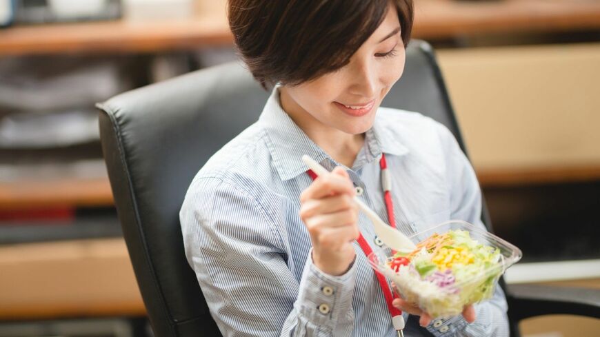 ヘルシーなイメージがあるコンビニサラダですが……（写真：hanack／PIXTA）この記事の画像を見る(◯枚)