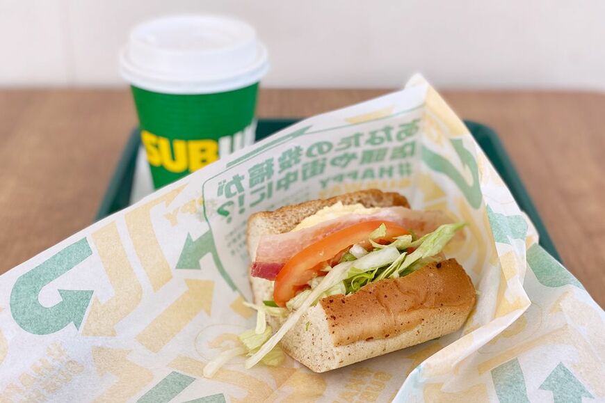 サブウェイの朝メニュー「たまご&ベーコン ドリンクSセット」360円。朝食にぴったりの小さめが嬉しいハーフサイズのサンドイッチ（写真：著者撮影）