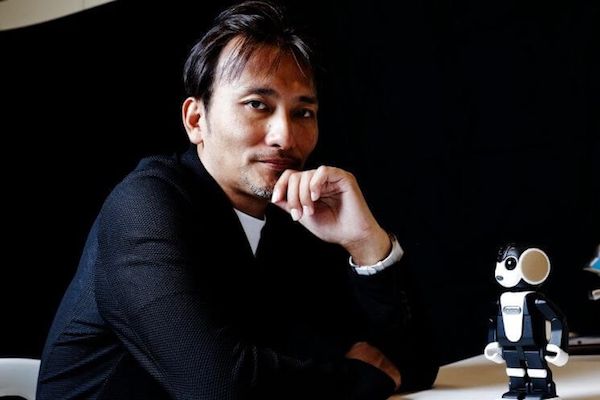 ロボットクリエーター・高橋智隆さん／1975年生まれ。京都大学工学部在学中よりロボット開発を始め、2003年の卒業と同時にロボ・ガレージを創業。代表作にロボットスマホ『ロボホン』、デアゴスティーニ『週刊ロビ』など（写真：エンジニアtype編集部）