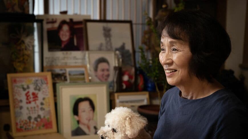 大分県国東市の佐藤悦子さん。愛犬モモと（写真：穐吉洋子）