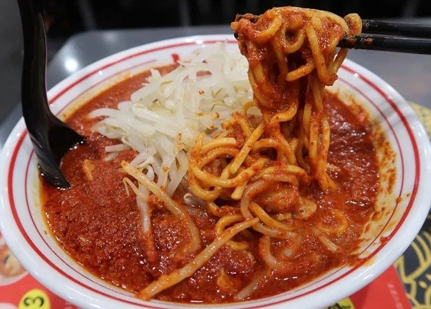 熱々の激辛スープ、辛さを極めた「北極ラーメン」（写真：OCEANS編集部）