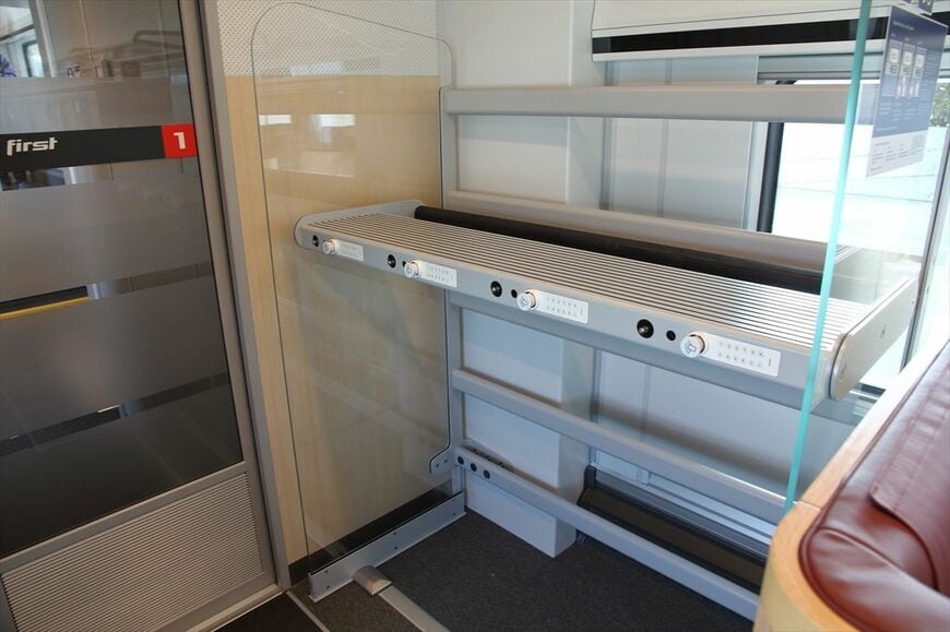 車端部に設けられた荷棚（撮影：橋爪智之）