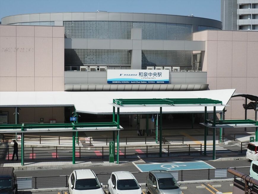 泉北線の終点、和泉中央駅。駅名の看板には「泉北高速鉄道」のロゴが入る（記者撮影）