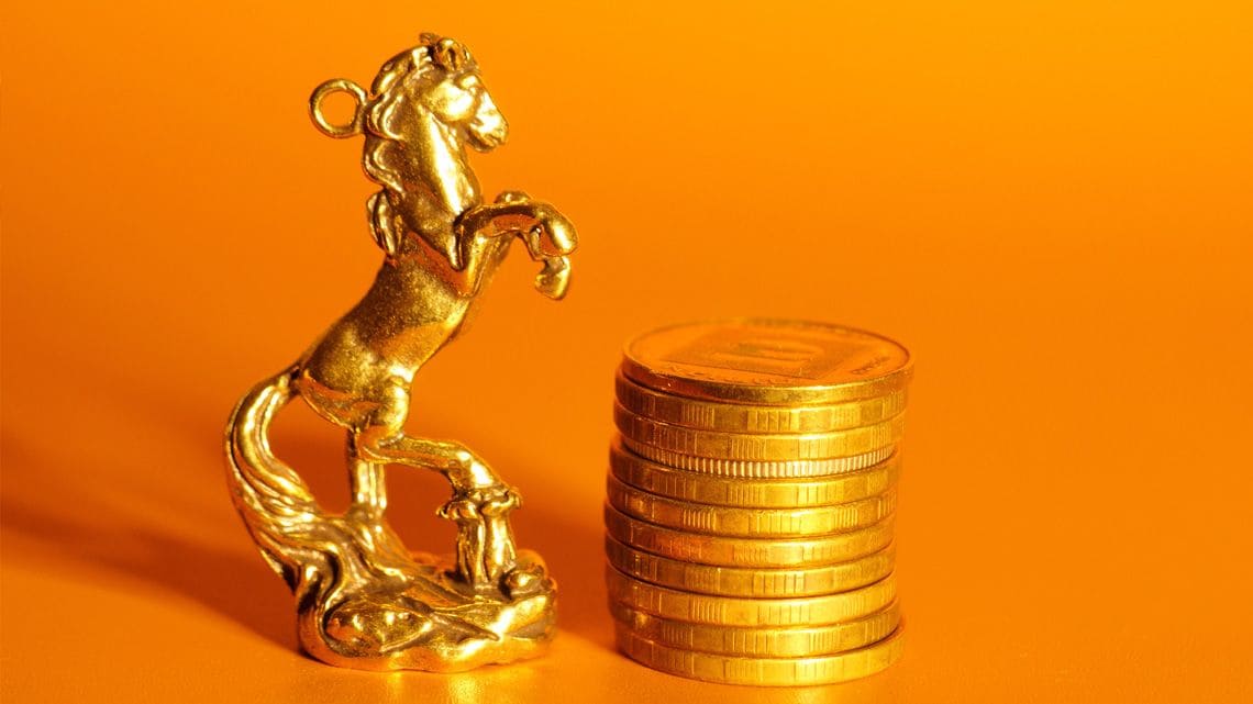 跳ね馬の彫刻とコイン