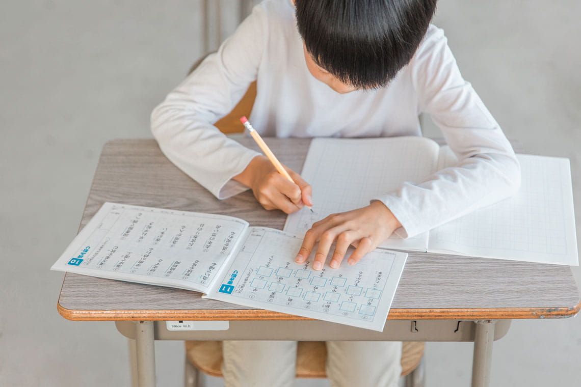 「きれいに書けていないと昼休みに書き直しをしなくてはならない」など、学校の宿題がつらいだけのものになっていないか…（写真：buritora / PIXTA）