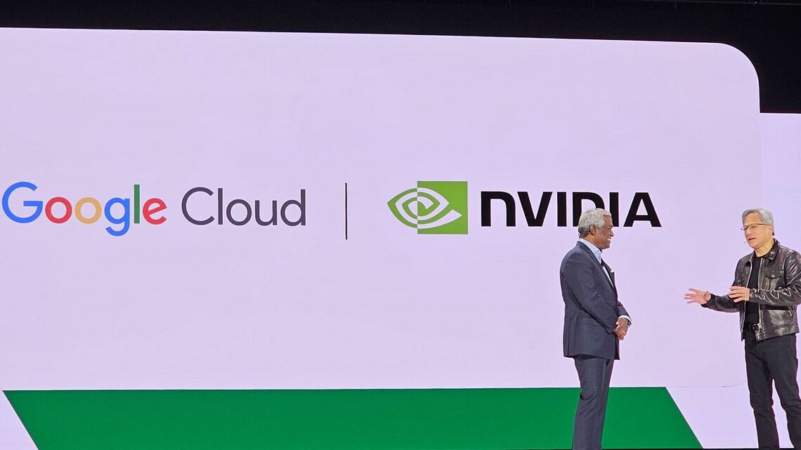 2023年8月のGoogle Cloudの年次イベント「Google Cloud Next」に登壇するNVIDIAのジェンスン・フアンCEO（右）（筆者撮影）