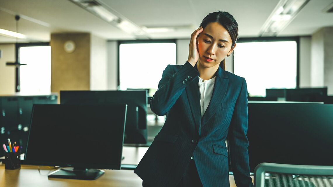 悩んでいる女性管理職