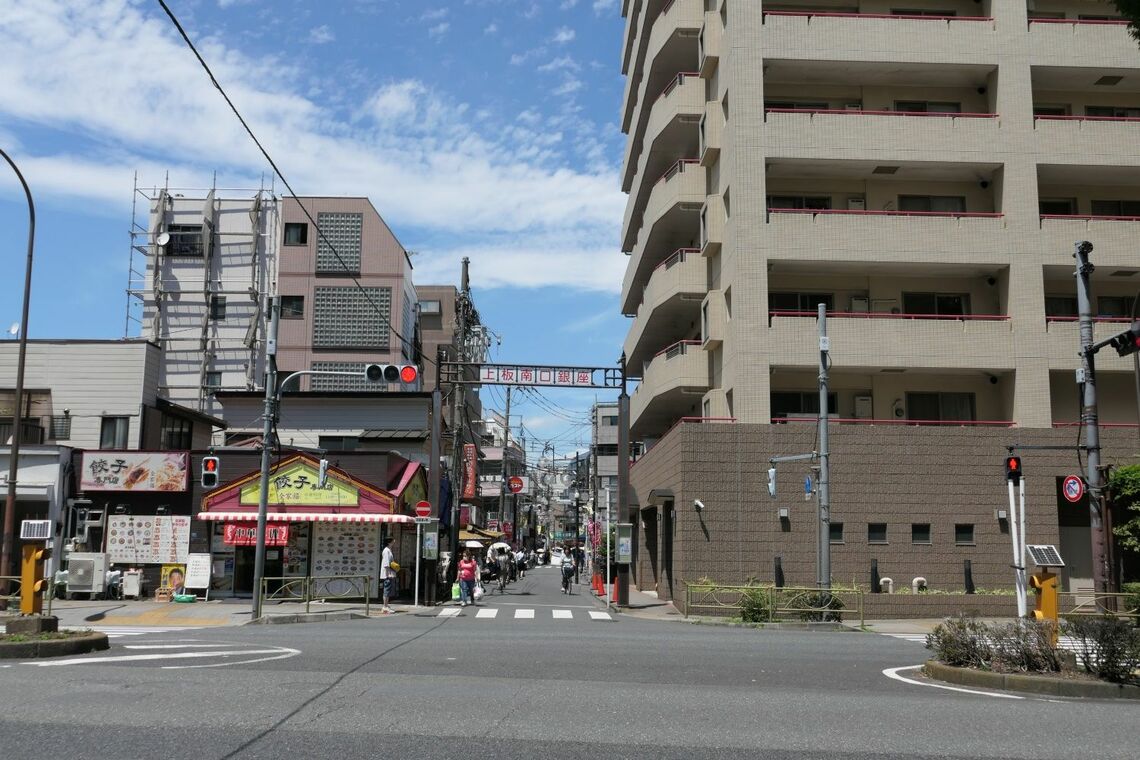 川越街道越しに見た上板南口銀座。駅は奥まった場所にある（記者撮影）