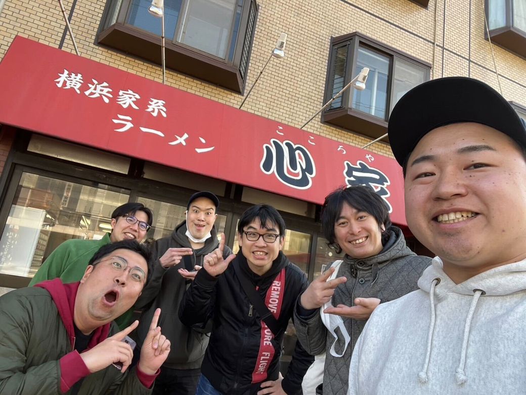 「家系ラーメン部」のラーメン遠征。右から2番目が中嶋さん（写真：家系ラーメン部提供）