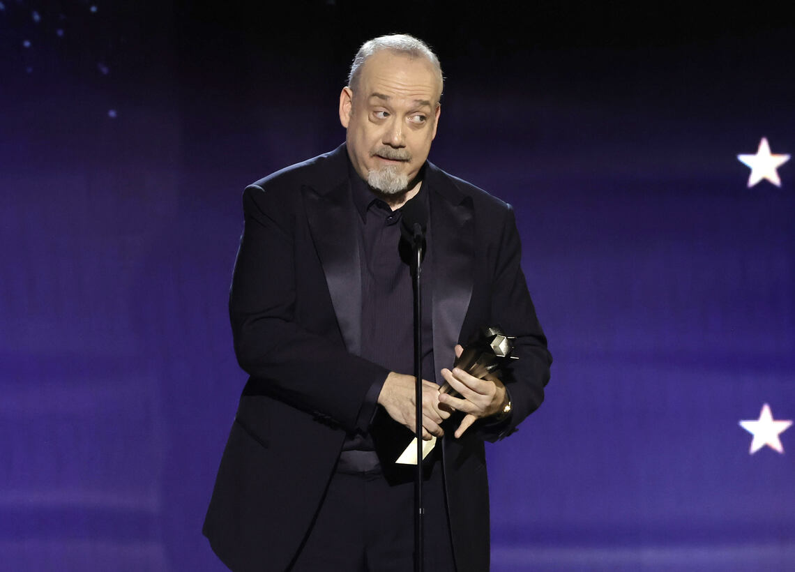 放送映画批評家協会賞での受賞スピーチで恋人のクララ・ウォンに愛の言葉を送ったポール・ジアマッティ（CCA／Getty Images）