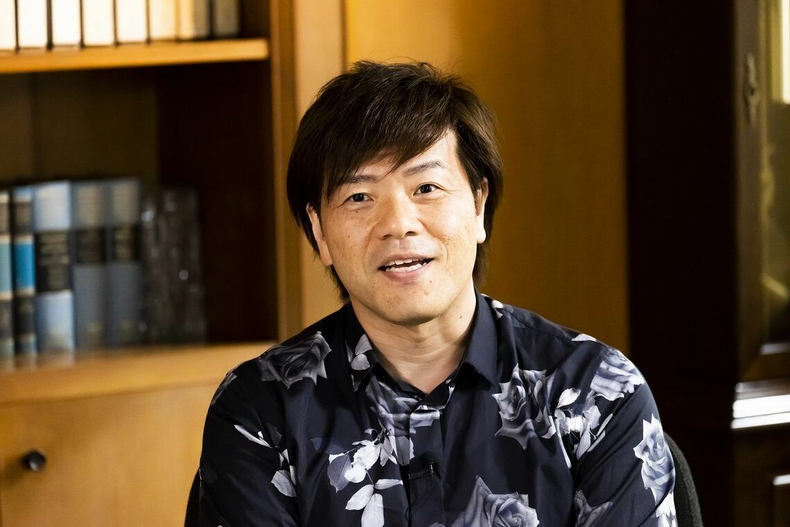 平野 啓一郎（ひらの・けいいちろう）／1975年、愛知県生れ、北九州市出身。京都大学法学部卒。1999年、大学在学中に文芸誌『新潮』に投稿した「日蝕」により芥川賞を受賞。近年の小説作品に『マチネの終わりに』（2019年に映画化）、『ある男』（第70回読売文学賞）、『本心』（2024年に映画化）など。評論・エッセーに『私とは何か 「個人」から「分人」へ』『死刑について』『三島由紀夫論』など（撮影：今井康一）