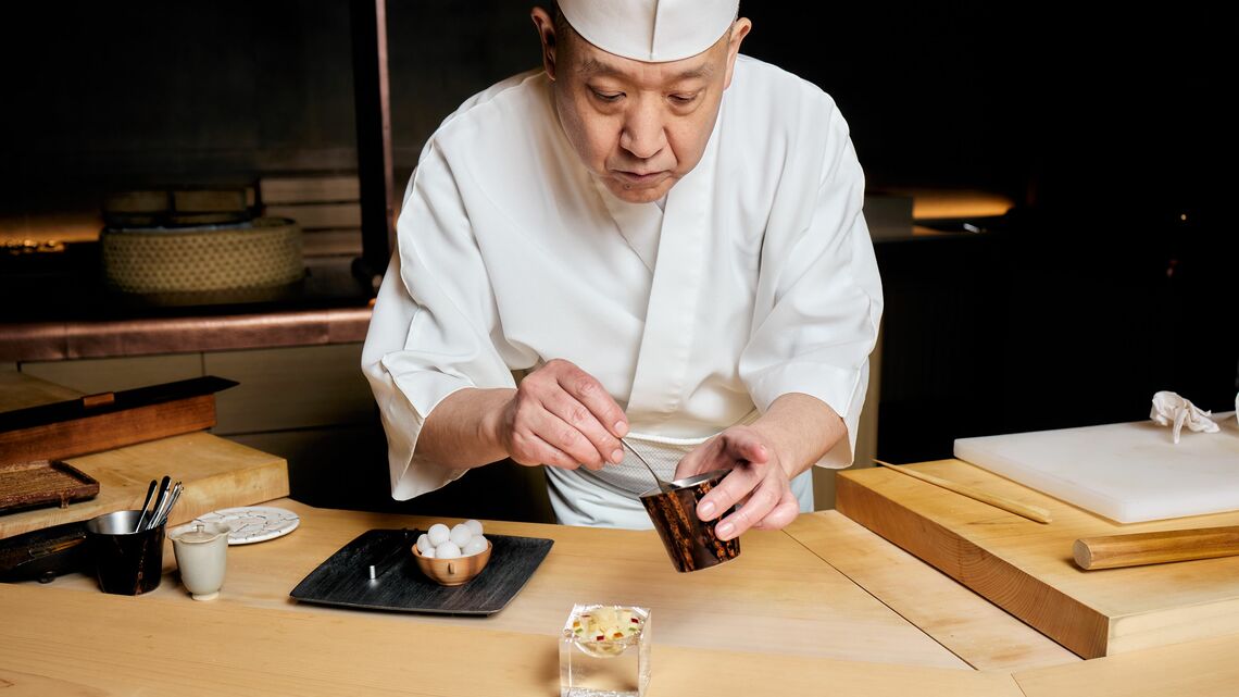 ニューヨークで「Sushi Sho」を切り盛りする中澤氏（写真：Marissa Apler／The New York times）