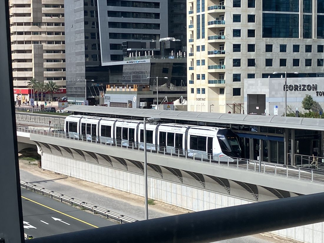 高架駅に停車するトラム（筆者撮影）