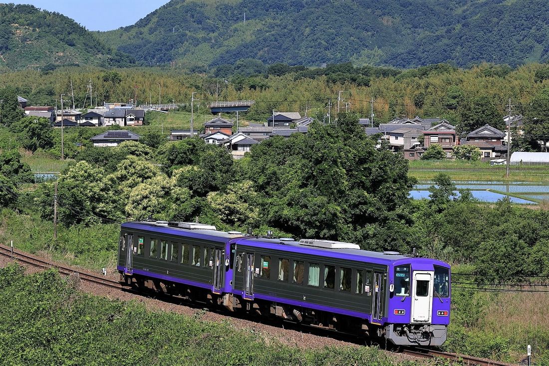 関西本線の非電化区間を走る加茂行きディーゼルカー（写真：HAYABUSA／PIXTA）