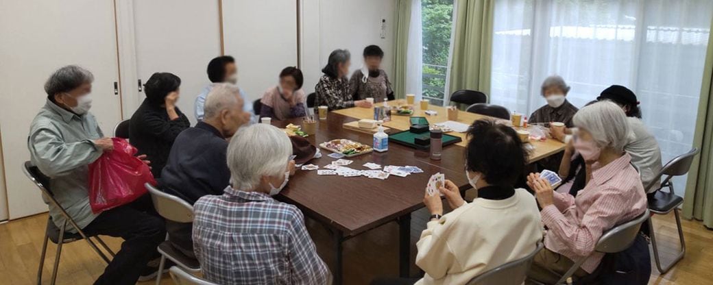 「ひまつぶ荘」にて話がはずむ参加者たち（画像提供／芝園かけはしプロジェクト）