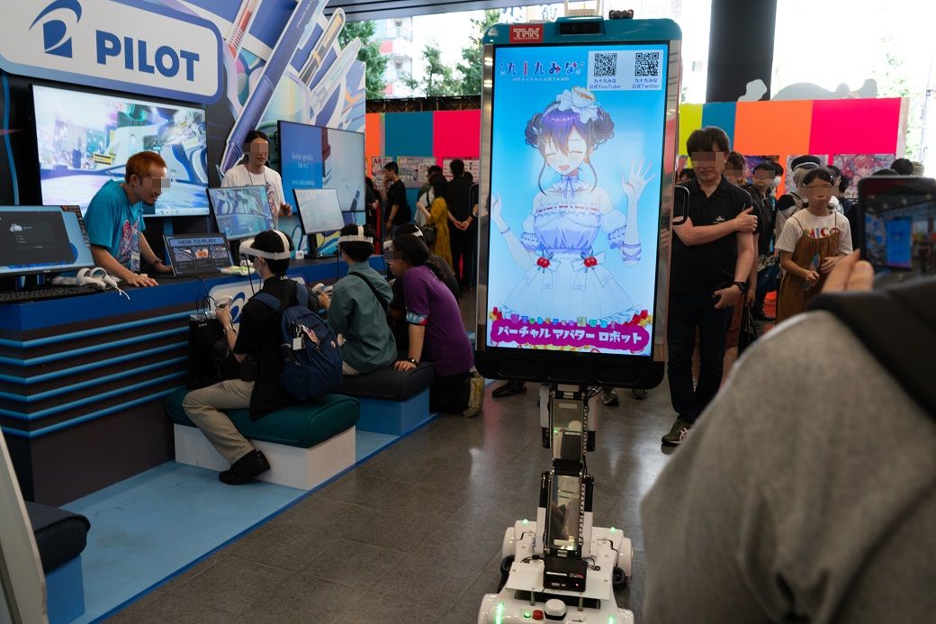 単にVTuberを映しただけではない。ロボット上部のカメラがイベント会場を捉えて、VTuber側に現地の様子を伝えている（筆者撮影）