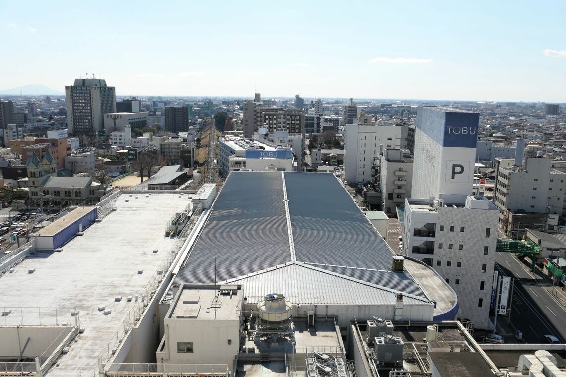 新館屋上からみた南側。左奥に松が峰教会や市役所が見える（記者撮影）