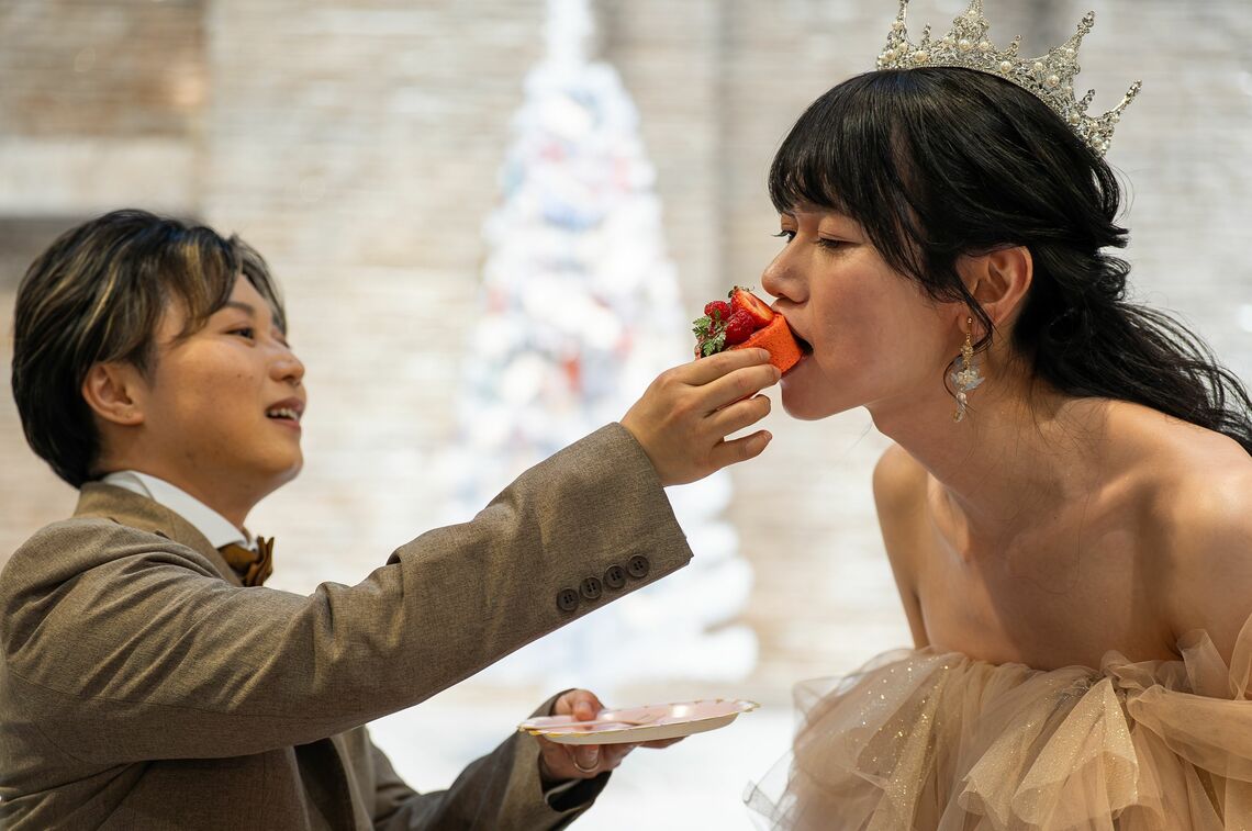 ファーストバイト。幸せそうな2人（写真：筆者提供）