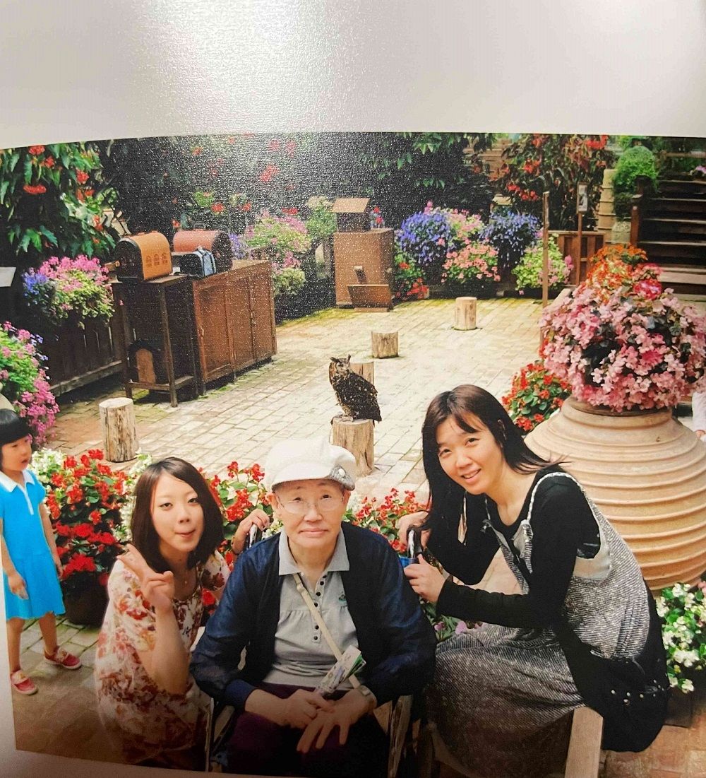 板垣さんの母親と2人の娘さん