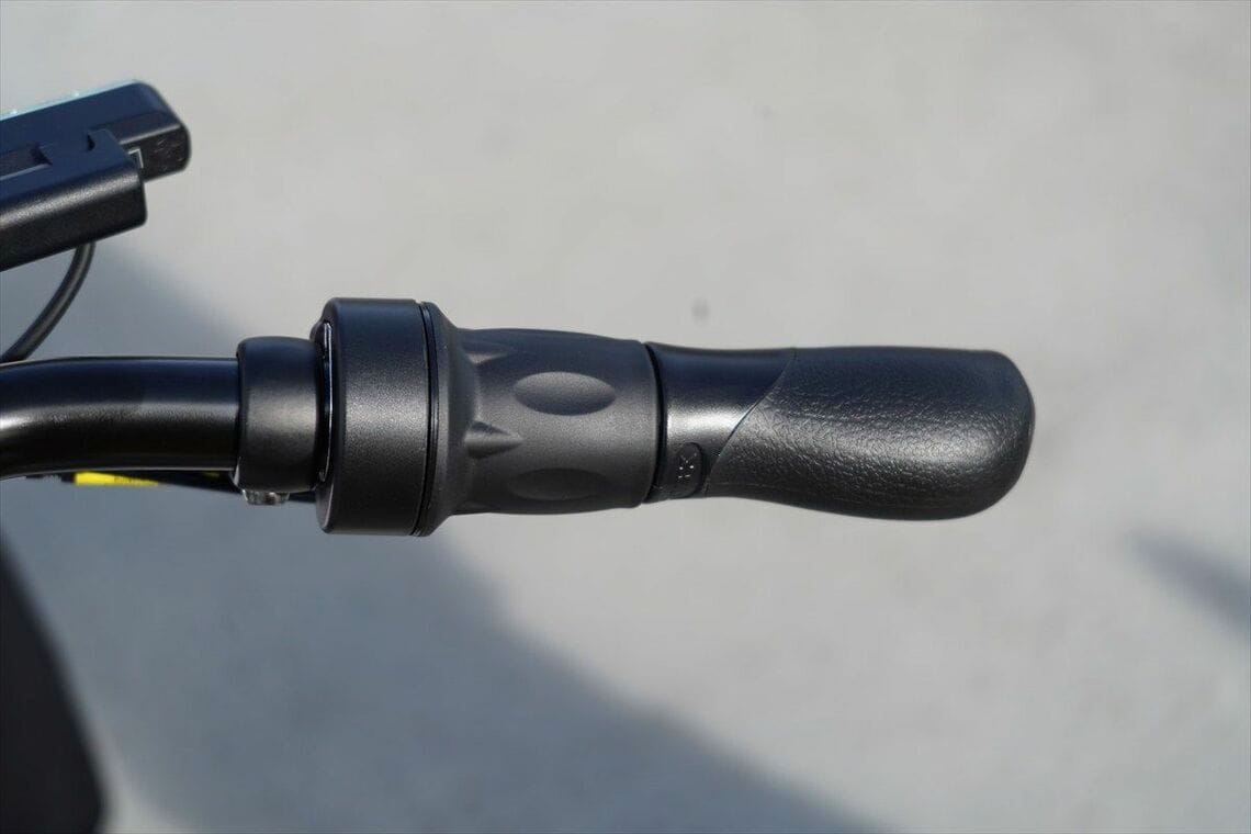 右側グリップの内側がスロットル（筆者撮影）