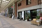 空きビルを改装、2021年８月に中央通り商店街にオープンした複合施設「CHOCOLATE」。1階にカフェ、プリントショップ、2階にシェアオフィスなどが入る