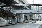 駅前の通りから博多南駅をみる。道路をまたぐ陸橋が