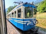 チェントヴァッリ鉄道は単線なので駅で列車が行き違う。写真は路面電車と見間違いそうなほどかわいらしいイタリア国鉄の車両（写真：筆者撮影）