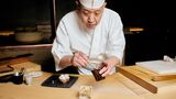 ニューヨークで「Sushi Sho」を切り盛りする中澤氏（写真：Marissa Apler／The New York times）
