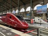 パリ北駅停車中の「赤いユーロスター（旧タリス）」とTGV「inOui」（筆者撮影）