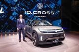 フォルクスワーゲン ID.CROSSコンセプトとトマス・シェファーCEO（写真：Volkswagen）