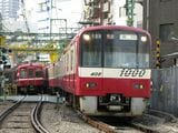 2002年に登場した新1000形。当初の車両はアルミ車だった（撮影：南正時）