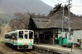 湯野上温泉駅に停車する会津鉄道の列車（撮影：南正時）