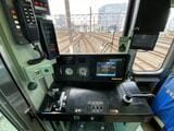運転台は2ハンドル式で、現在では小田急唯一の存在。ブレーキは地下鉄千代田線乗り入れを考慮して同線車両に合わせた「8ステップ」。ほかの小田急車両は7ステップだ（記者撮影）