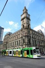 ヨーロッパのような街並みを行くドイツ製連接車（筆者撮影）