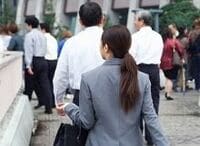 ６９.０--男性を100としたときの女性の1時間当たりの給与水準《気になる数字》