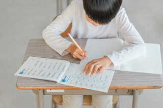 「きれいに書けていないと昼休みに書き直しをしなくてはならない」など、学校の宿題がつらいだけのものになっていないか…（写真：buritora / PIXTA）