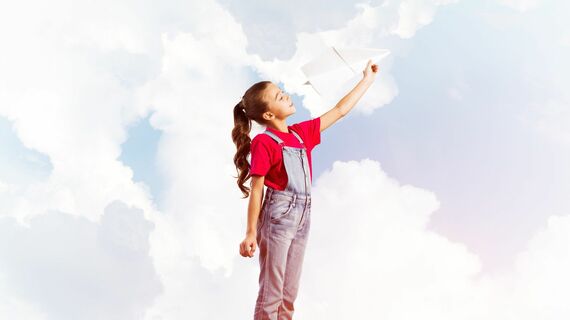 紙飛行機 女の子 青い空