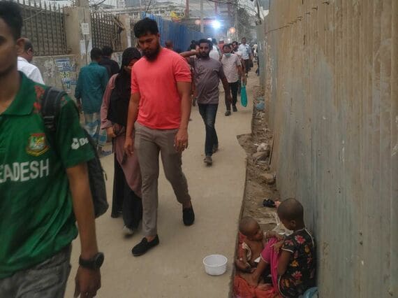 駅前の通りで座り込んでいた子供たち